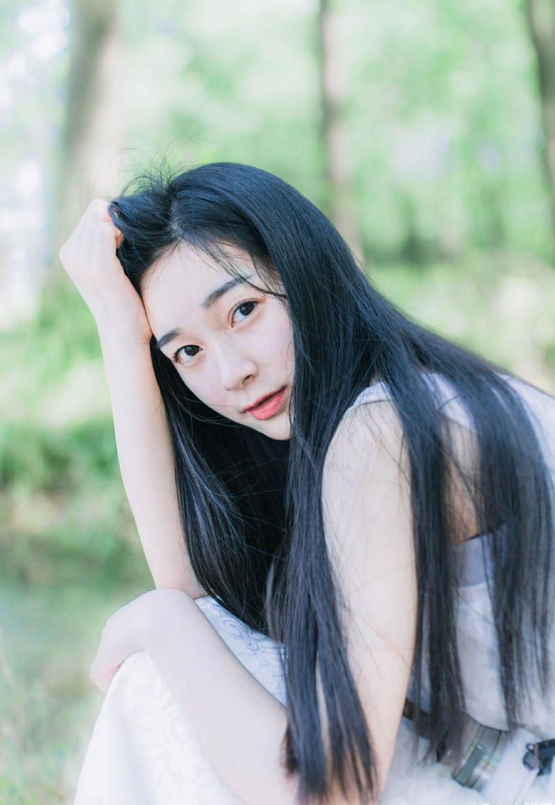“嗯，为夫这段时间身在军中，倒是苦了你了，待这一仗打完，我便好好陪陪夫人。”刘璝笑道。